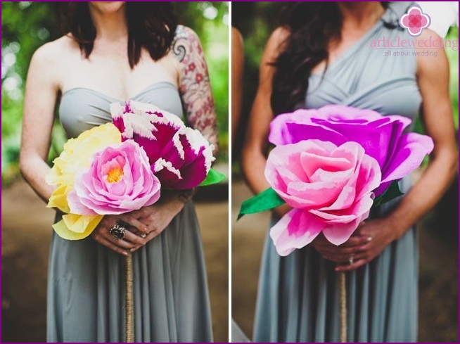 Flores de papel para damas de honra