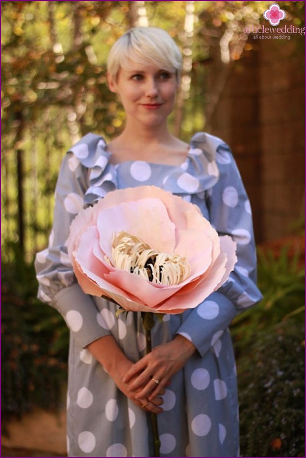 Paper flowers for bridesmaids