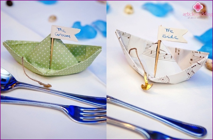 Origami-Papierschiffe zum Dekorieren von Hochzeitstischen