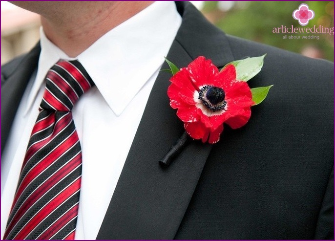 Do-it-yourself bright poppy boutonniere