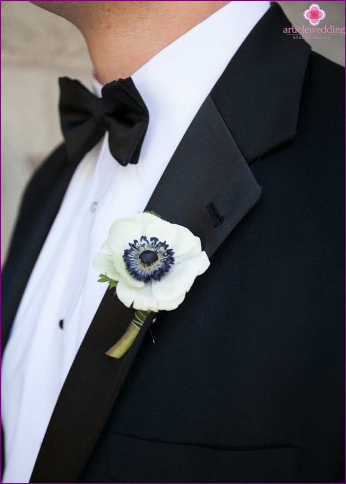 Do-it-yourself bright poppy boutonniere