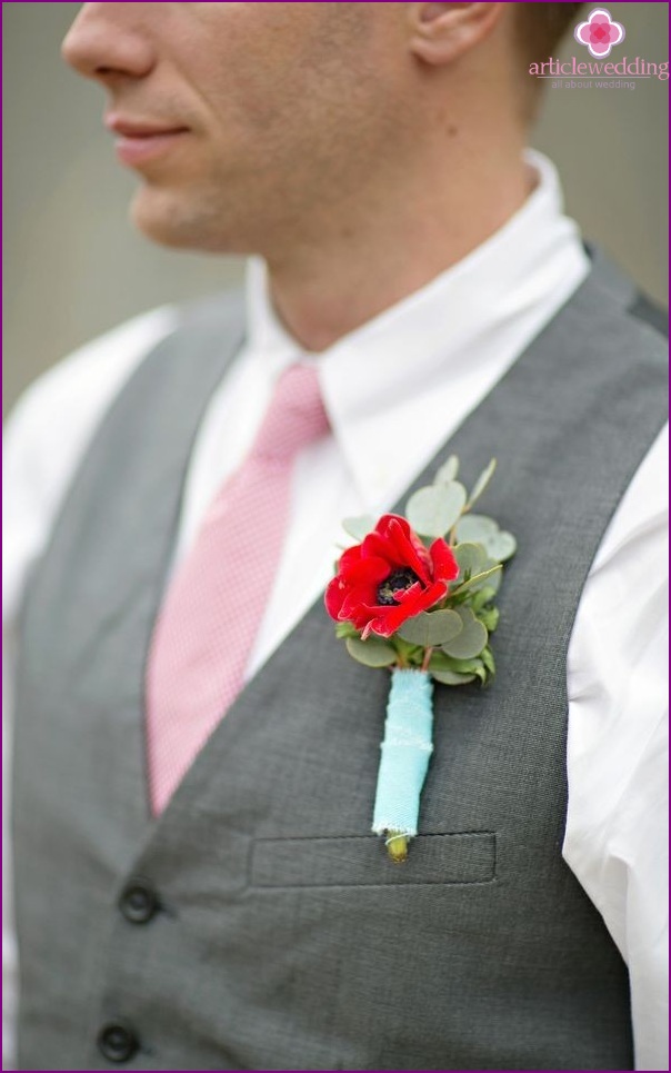 Do-it-yourself bright poppy boutonniere