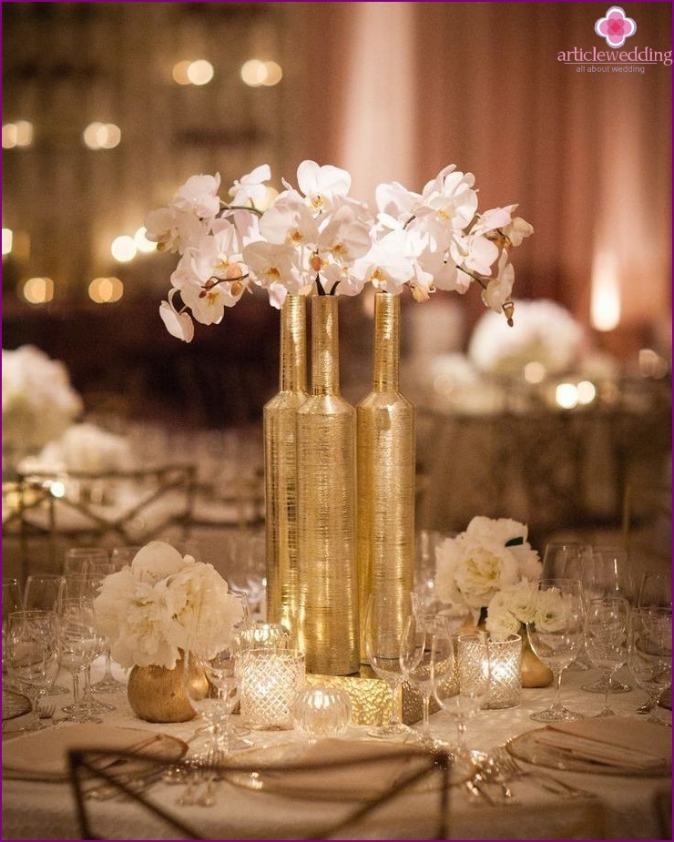 Wedding decor in gold color