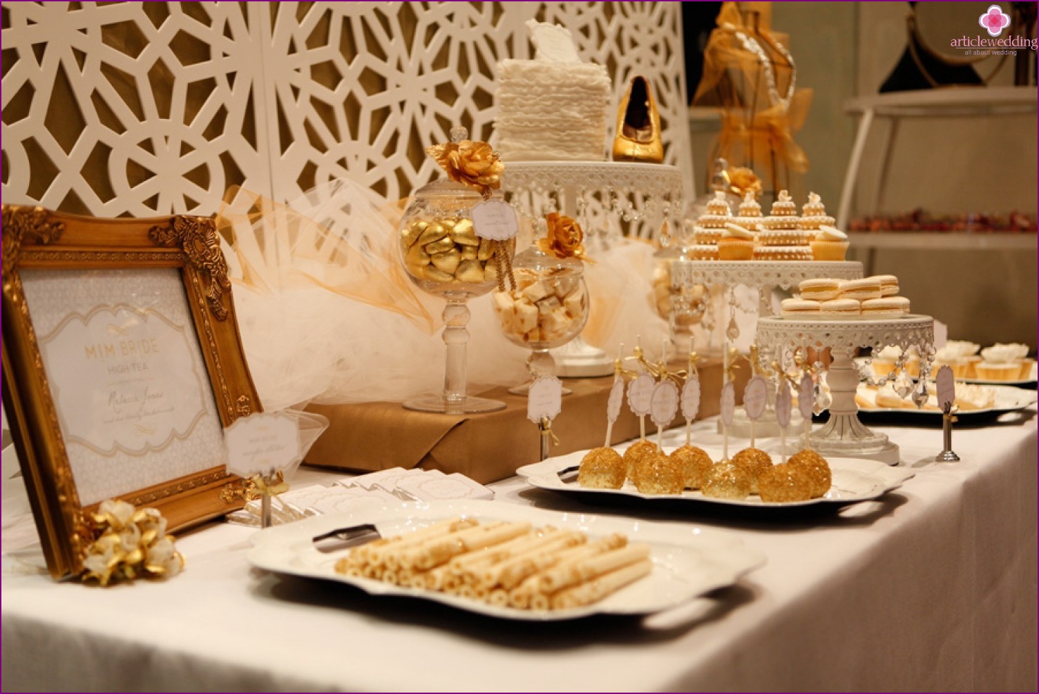 Wedding decor in gold color