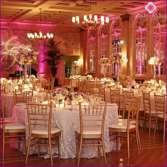 Wedding decor in gold color