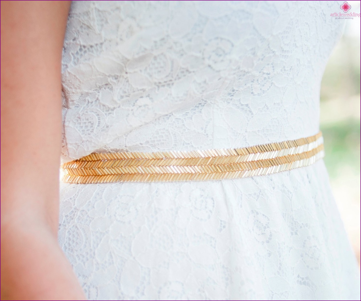 Belt on a dress in gold color