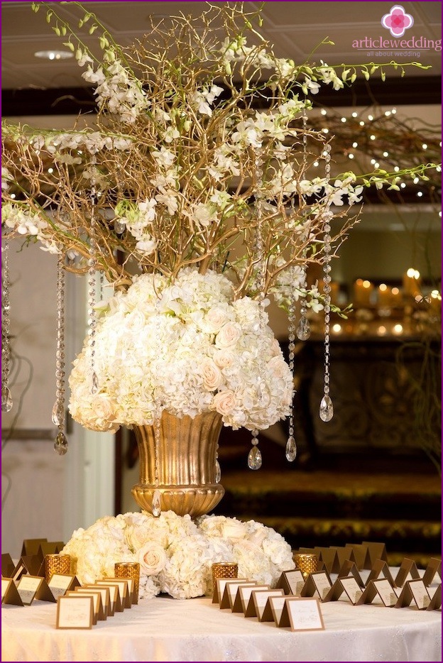 Wedding decor in gold color