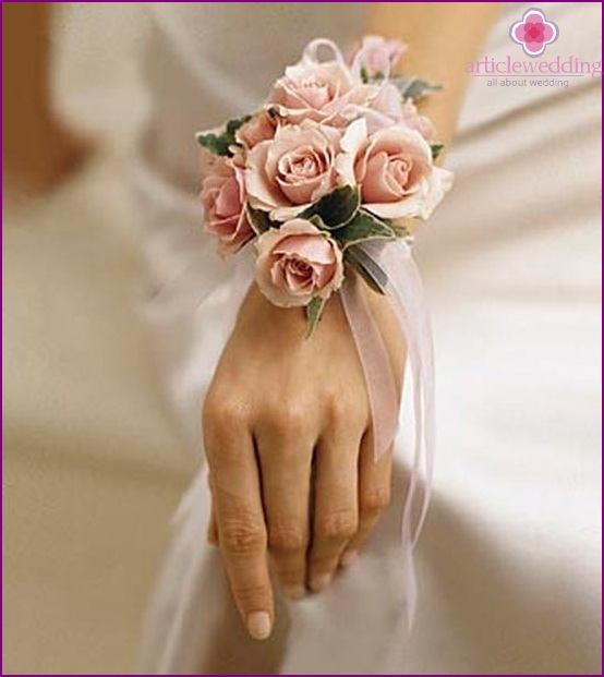 Bracelet of the bride with flowers