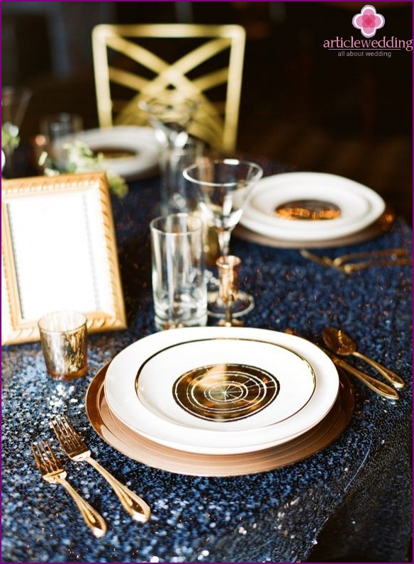 Bruiloft decoratie in blauw en goud