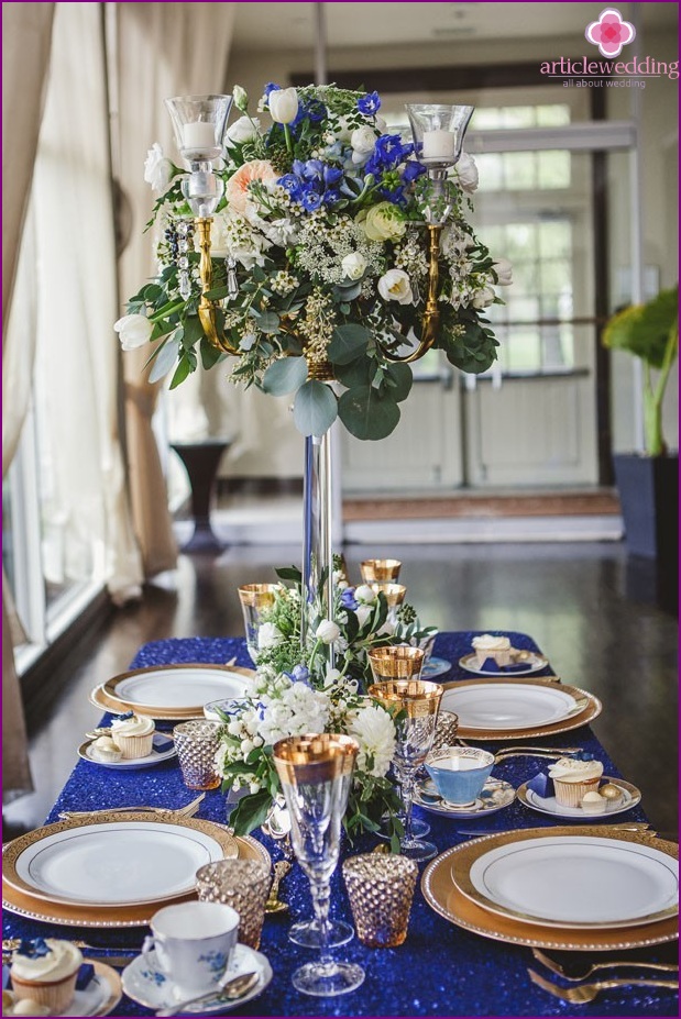 Wedding decor in blue and gold