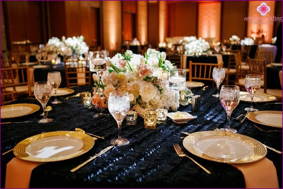 Decoración de bodas en azul y oro.