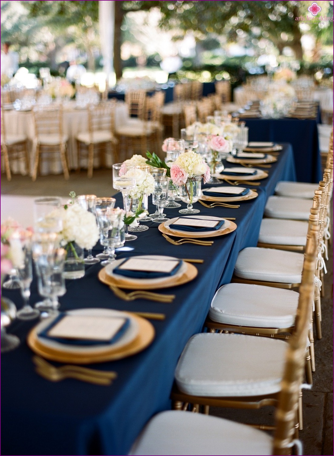 Decoración de boda en azul y oro.