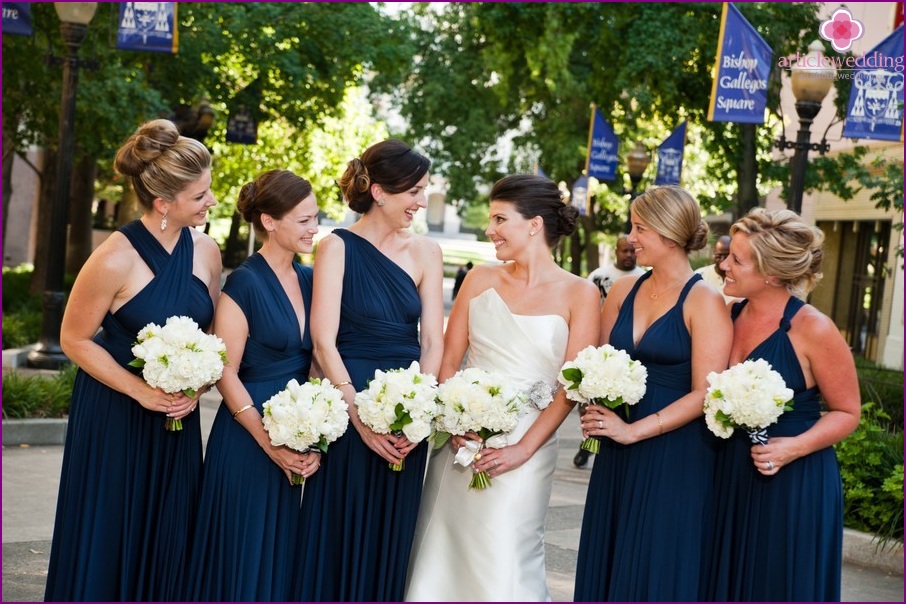 Outfits of bridesmaids in blue