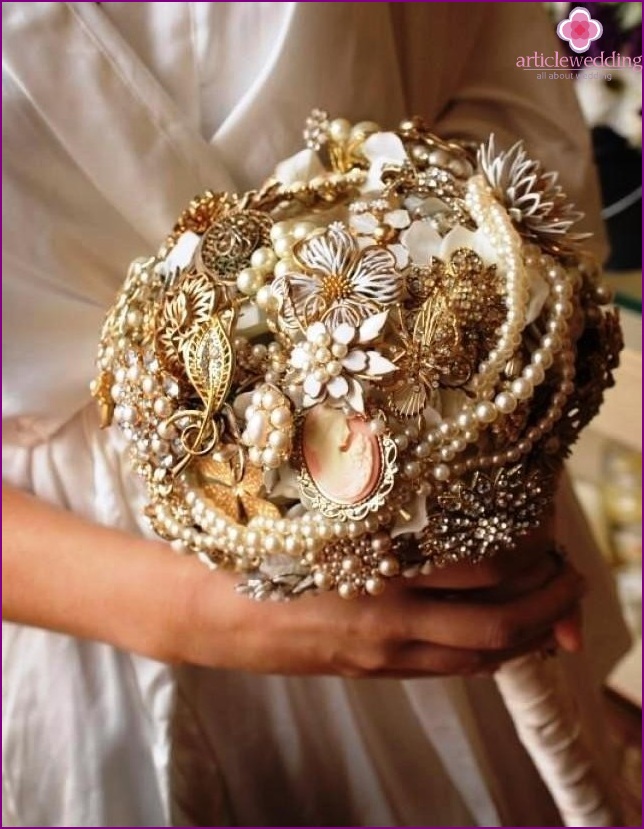 Bouquet in gold color