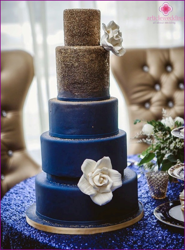 Cake in blue and gold color