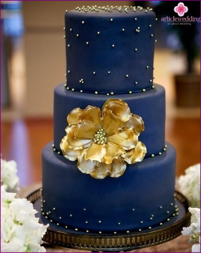 Cake in blue and gold color