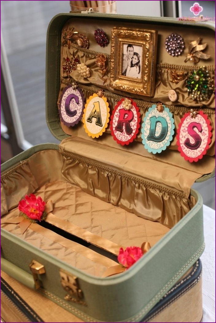 Making a wedding suitcase for cards