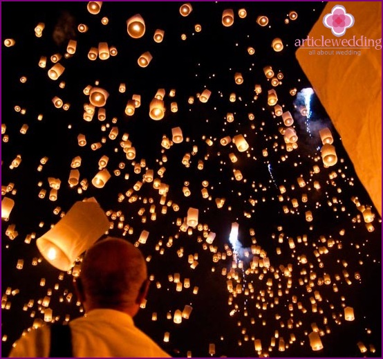 Wedding scattering of sky lanterns