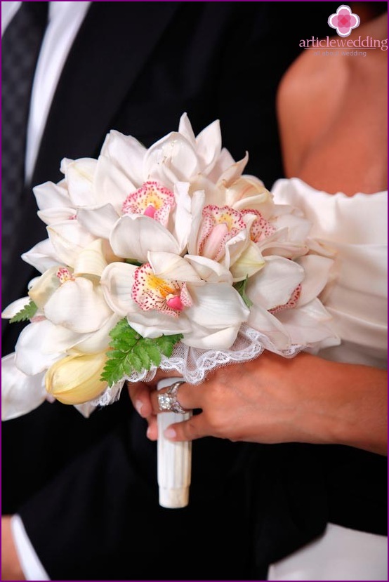 Moody orchidee nel bouquet della sposa