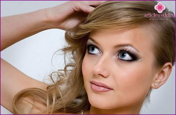 For perfect bride makeup, you will need professional cosmetics