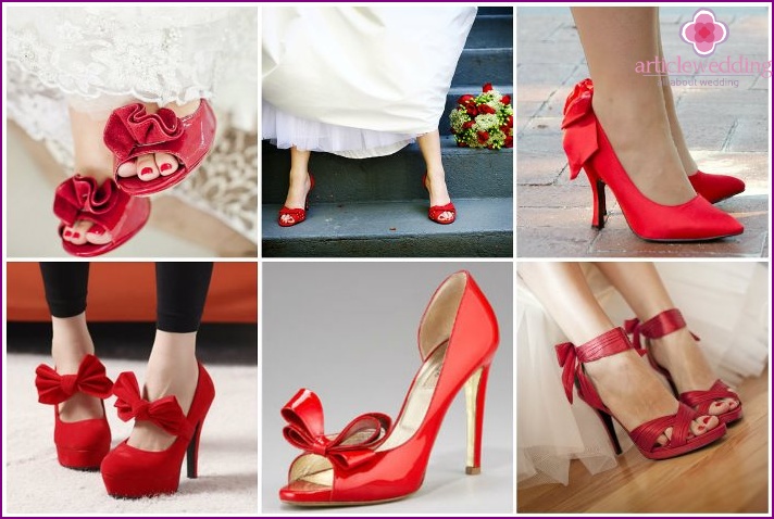 Piros cipő íjakkal és virágokkal.