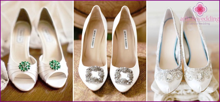 Ljusa skor för bröllopet