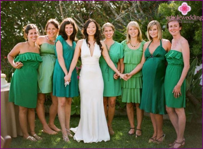 Fick en bröllopsinbjudan - ta på dig en grön klänning
