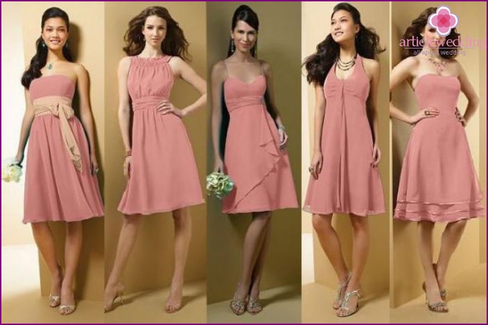 Nehmen Sie an einer Hochzeitsfeier in einem rosa Kleid teil