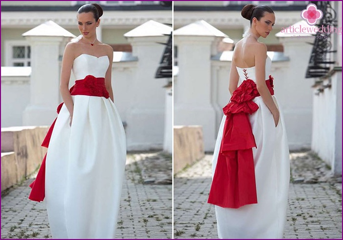 Rote Schleife auf einem Hochzeitskleid