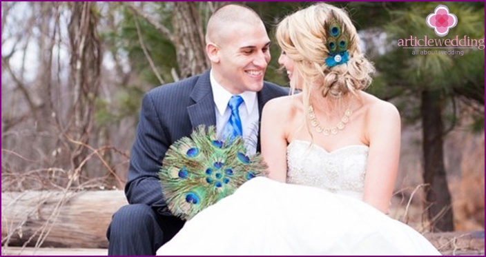 Peacock feather as a spectacular detail of a wedding decor