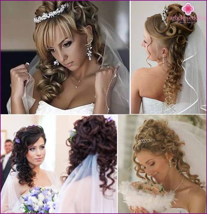 Coiffures de mariage hautes avec de fausses boucles