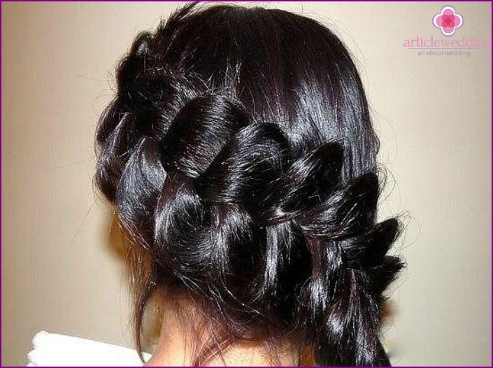 Wedding hairstyle: weaving diagonally