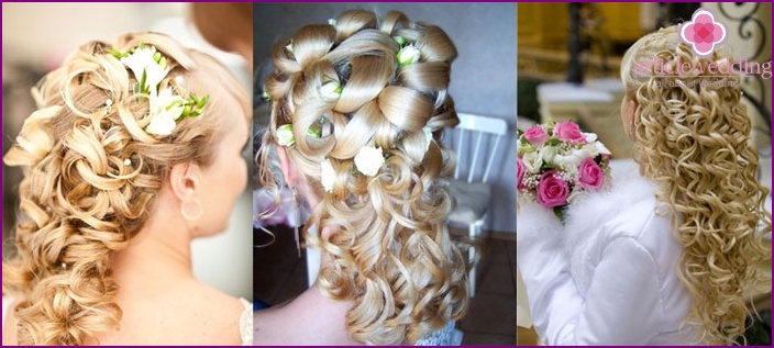 Weaving on the bride's loose hair