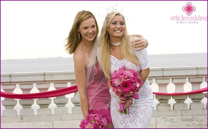 The sister's outfit must match the bride’s wedding dress