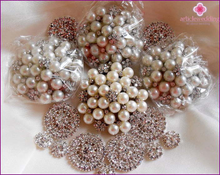 Brooches for the bride’s bouquet