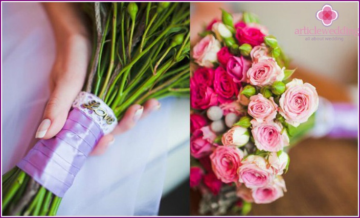 A menyasszony és a vőlegény világos esküvői virágmintás