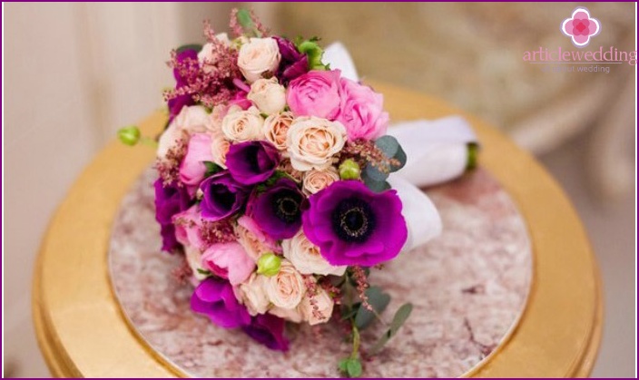 Bouquet colorato con boccioli di rose
