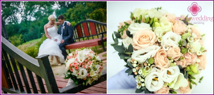 Blumenarrangement einer Braut aus Eustoma und Freesie