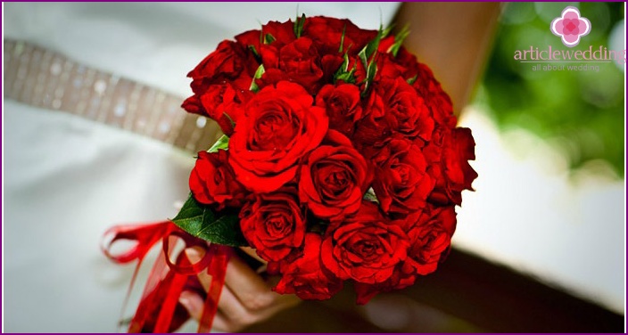 باقة حمراء كلاسيكية مع الورود