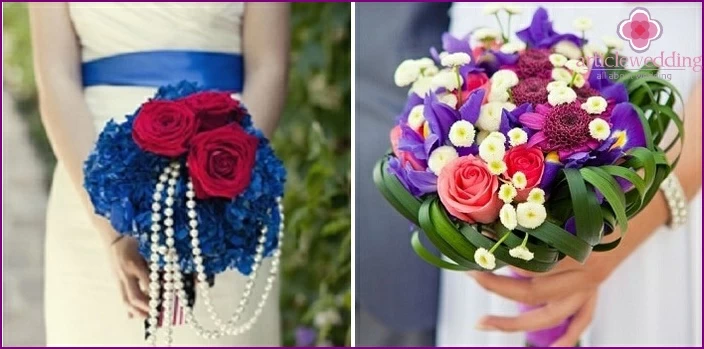 Rouge avec bleu: arrangements floraux de mariage