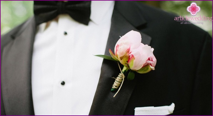 Boutonnière pivoine pour le marié