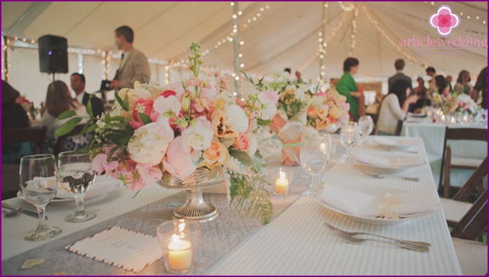 Mesa festiva de casamento de peônia