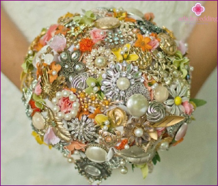 DIY brooch bouquet for the bride