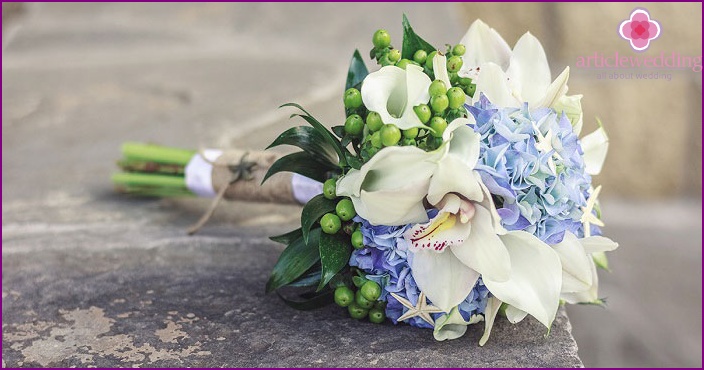 Flower decoration for the bride in blue and white
