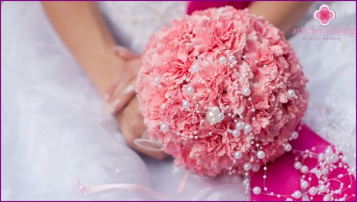 Braut mit einem Blumenstrauß
