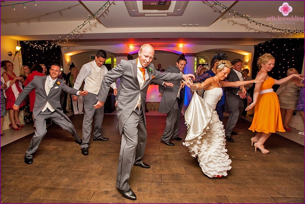 Dança de casamento com amigos