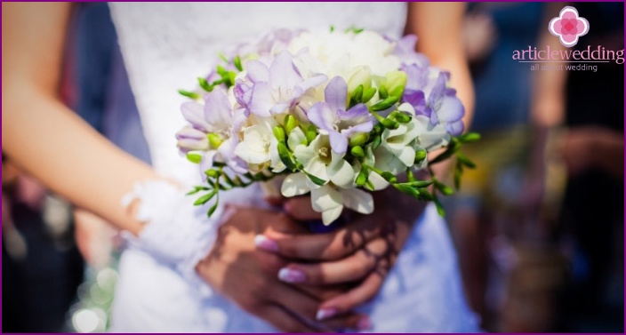Brudbukett i vit och lila färg