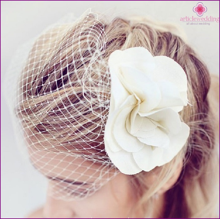 Veil for the bride with a flower