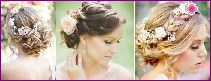Photo: coiffure grecque avec des fleurs fraîches