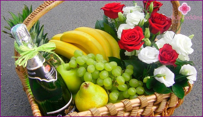 Mand met bloemen en fruit voor een vriendin op een vrijgezellenfeest